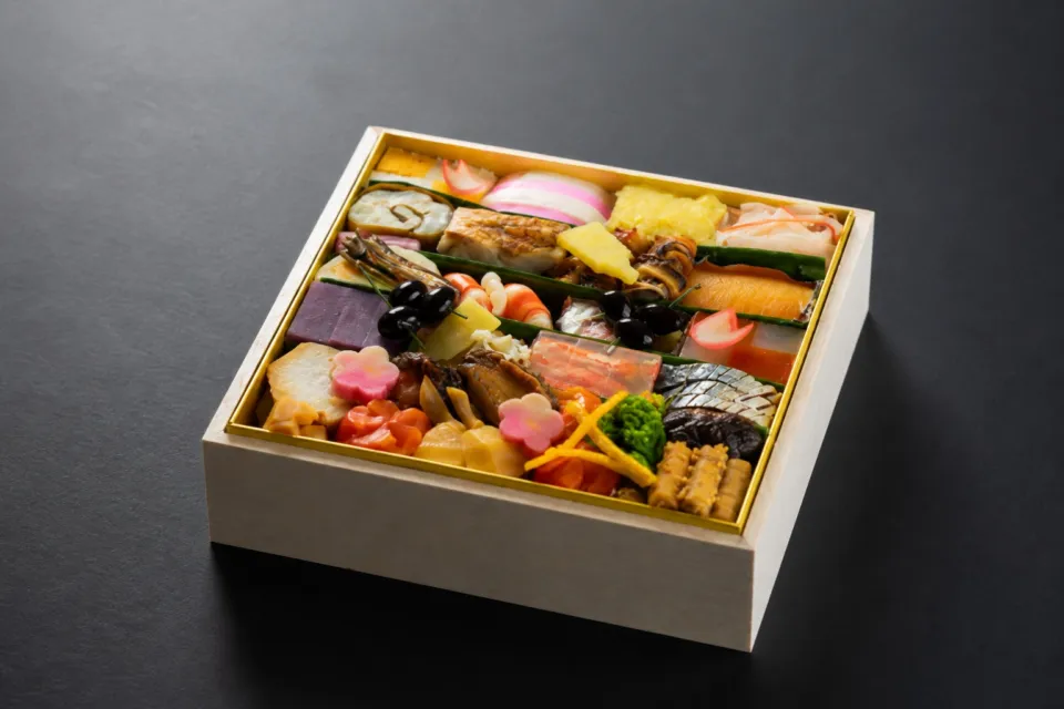 料亭 能登新の一段重に詰めた能登新のおせち料理