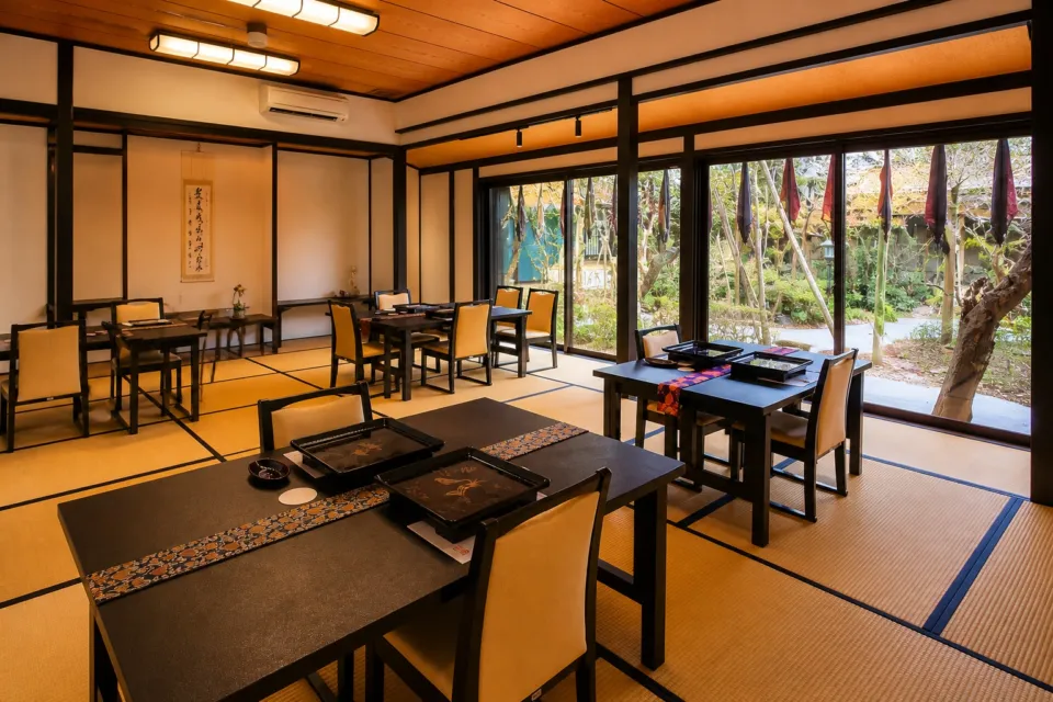 料亭 能登新の中庭に面した中広間の椅子席