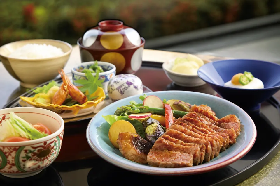 料亭 能登新の村上牛ステーキと季節の野菜