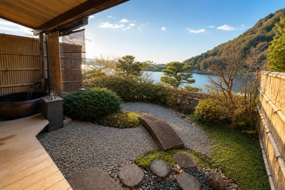 旅亭嵐月の大堰川と嵐山を望む露天風呂