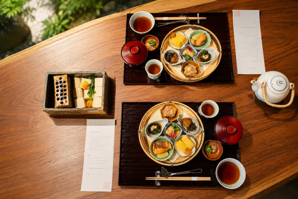 旅亭嵐月の籠盛りのおかずと湯豆腐の和朝食