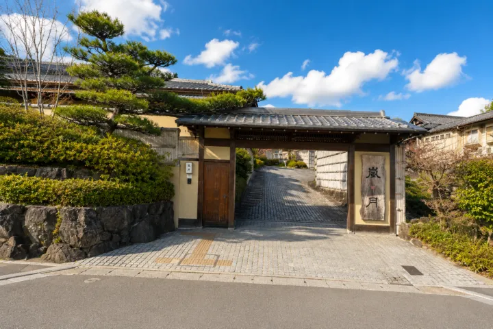 旅亭嵐月の門構えと正面入口