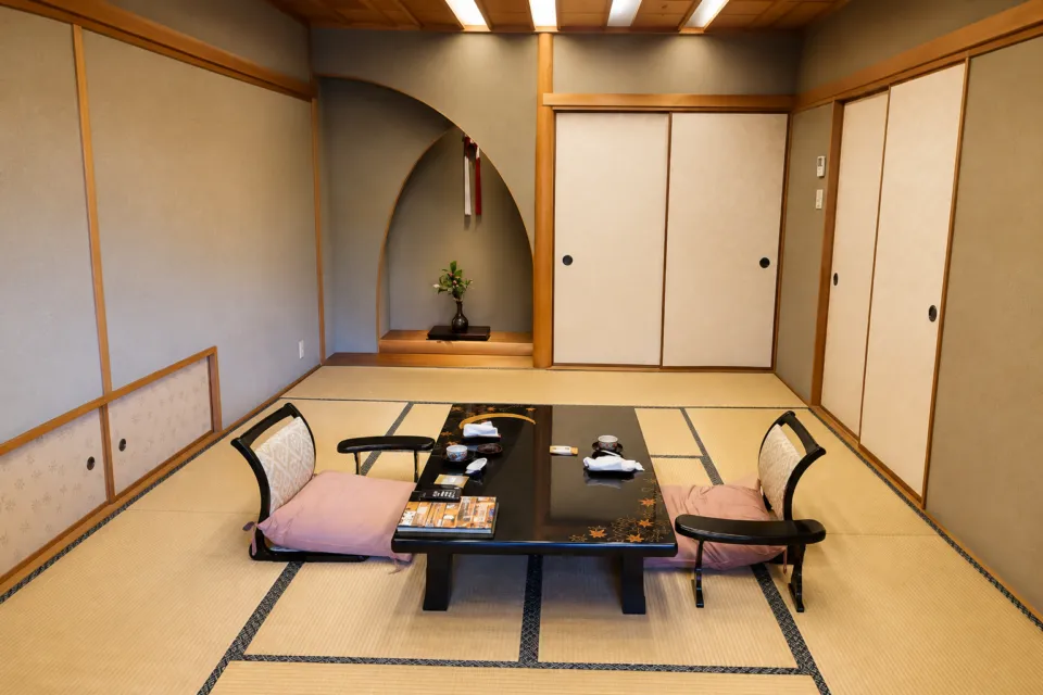 旅亭嵐月の床の間と座卓を備えた和室