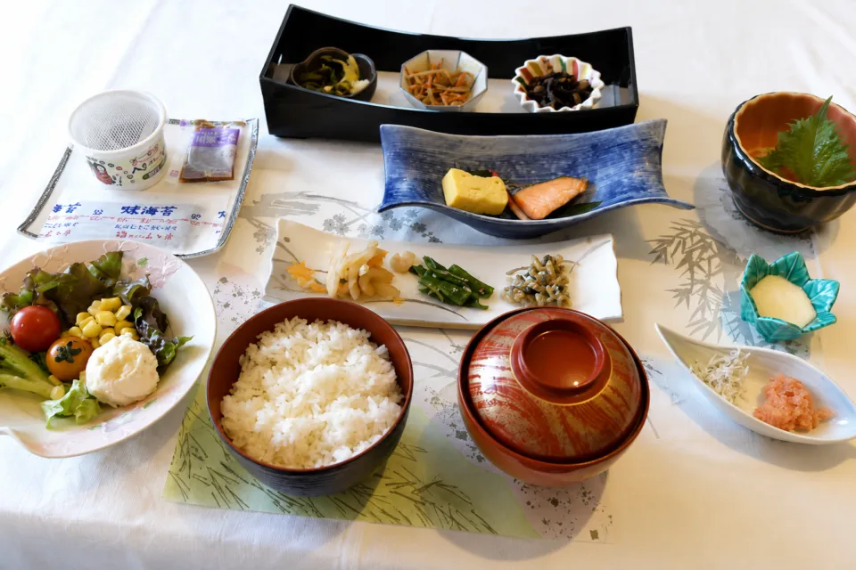 龍宮城スパ・ホテル三日月 富士見亭の焼き魚とご飯をそろえた朝食