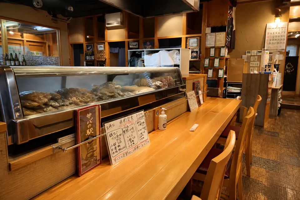 サバの駅のカウンター席
