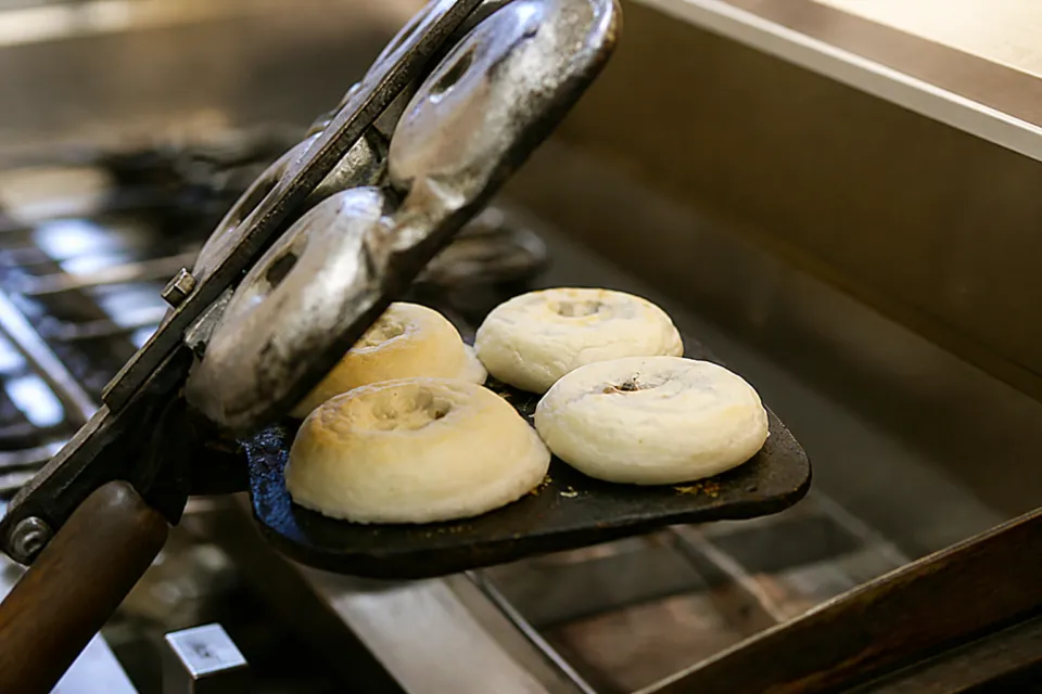 茶房きくちの焼き型に並ぶ梅ヶ枝餅