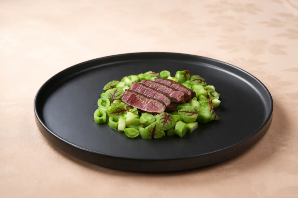菜香新館の和牛を青菜とともに盛り付けたコース料理