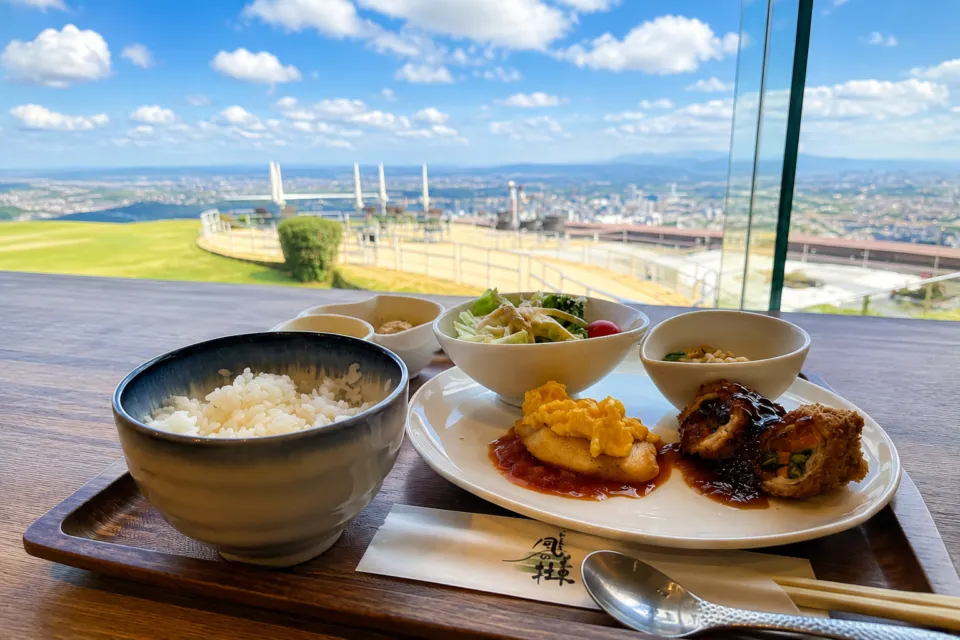 山荘 風の杜の眺望を楽しむ朝食