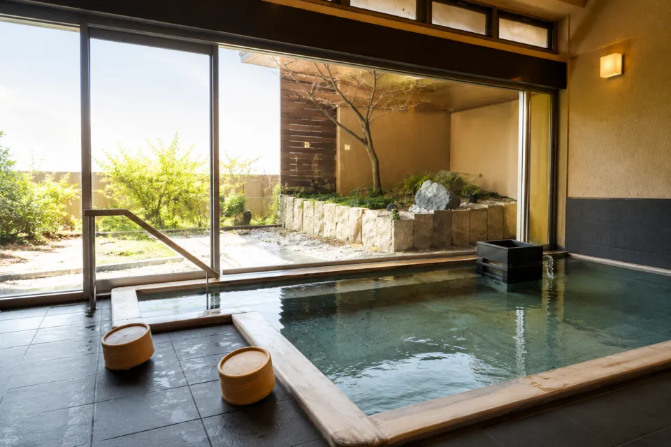 山荘 風の杜の庭を望む内湯