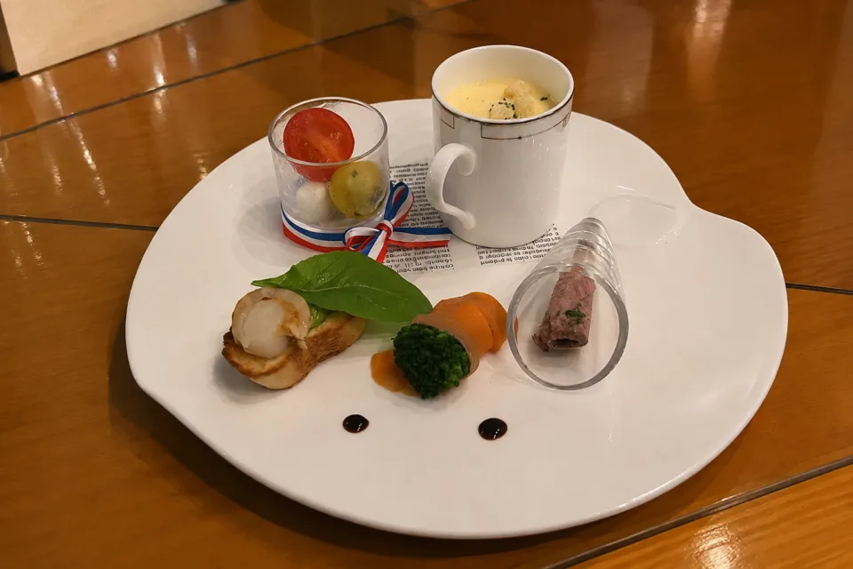 札幌グランドホテルの前菜を盛り付けた一皿