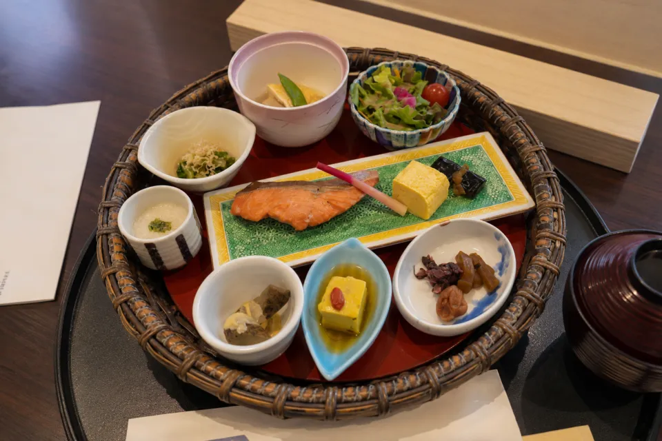 札幌グランドホテルの小鉢と焼き鮭の和朝食