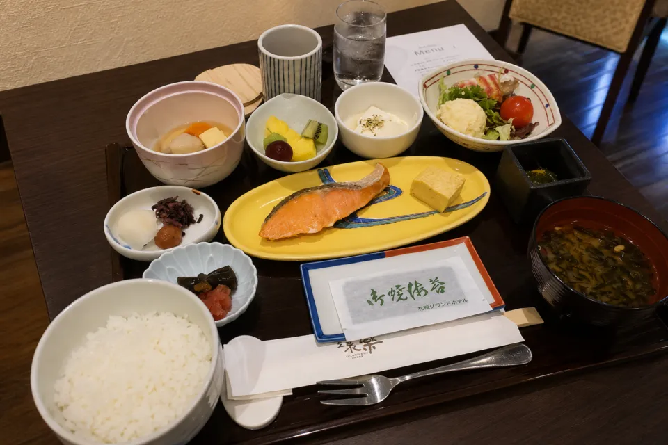 札幌グランドホテルの焼き魚を中心とした和朝食