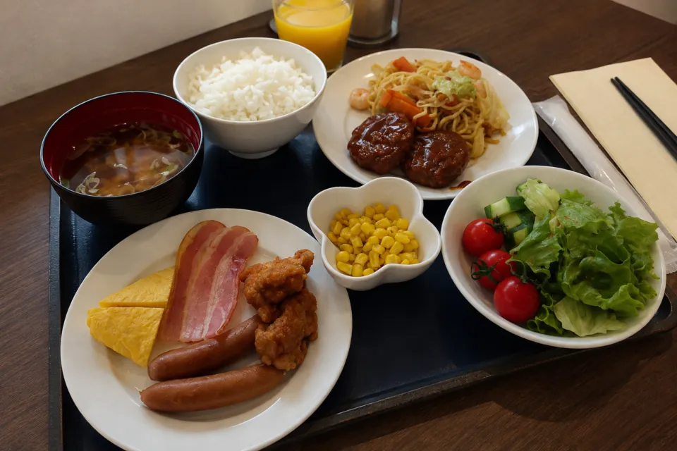 札幌グランドホテルの洋食と和食を並べた朝食