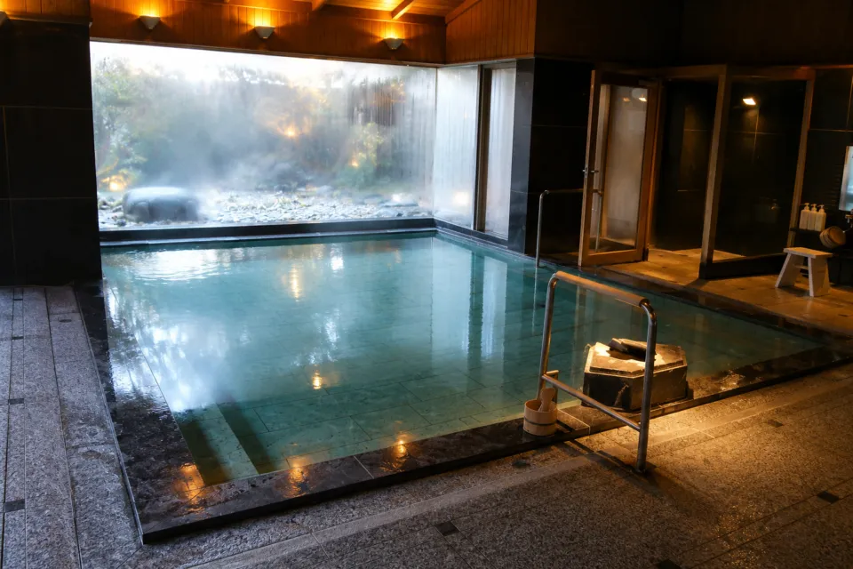 茶寮宗園の庭を望む内湯