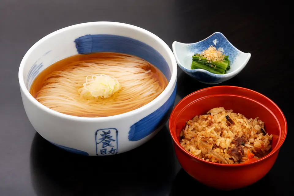 佐藤養助 秋田店の稲庭うどんと比内地鶏ご飯の御膳