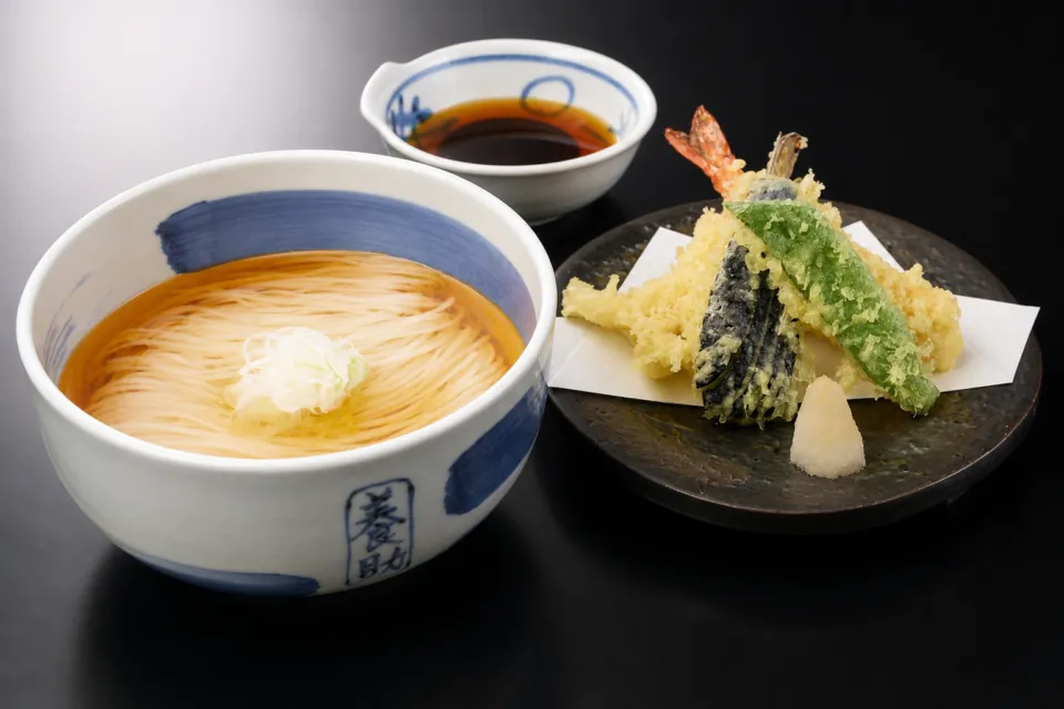 佐藤養助 秋田店の温かい稲庭うどん