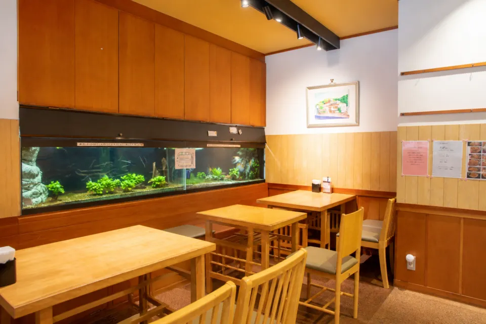 漣 鳥羽店の水槽に面したテーブル席