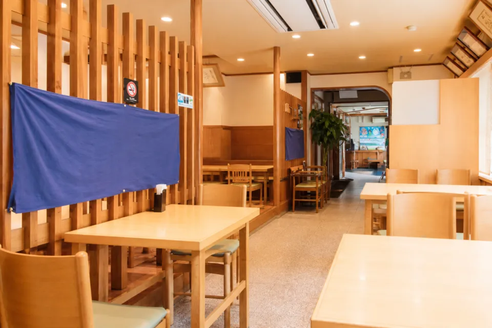 漣 鳥羽店の明るいテーブル席