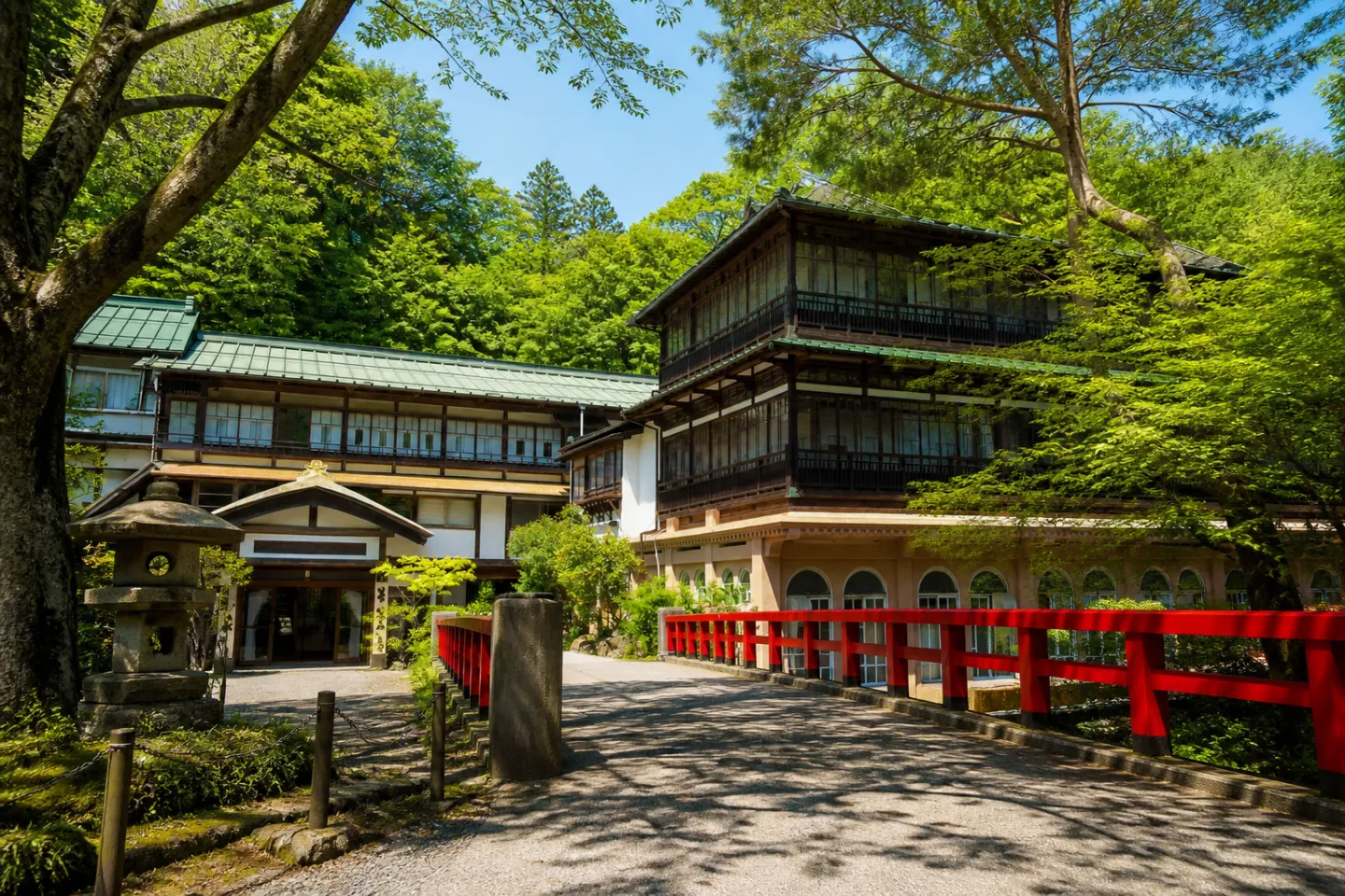積善館の赤い慶雲橋と本館外観