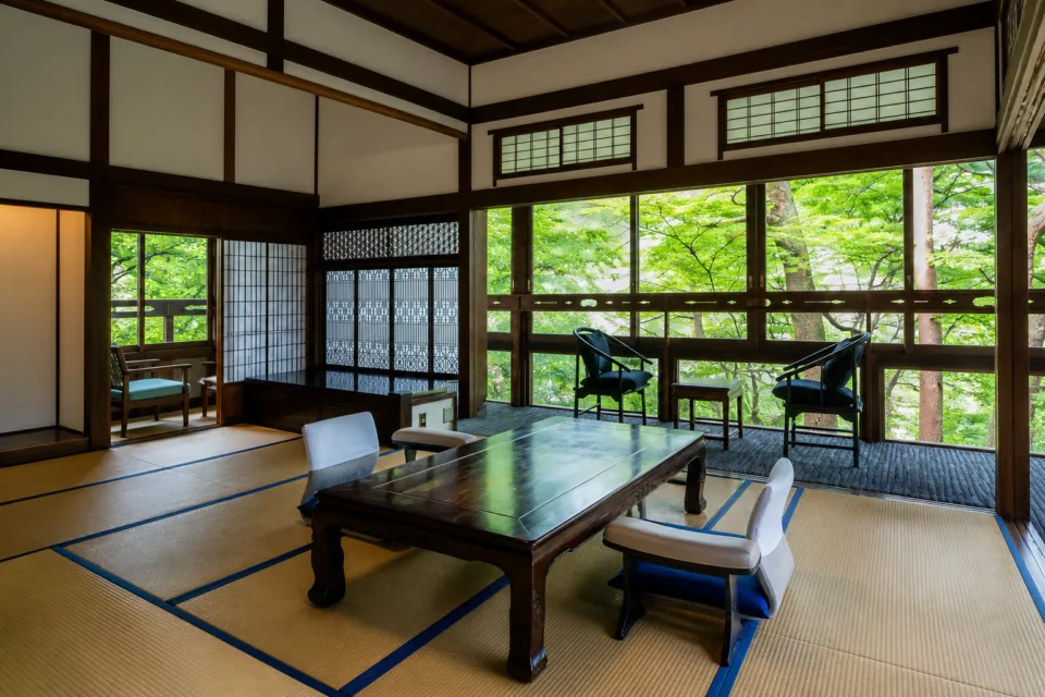 積善館の緑を望む和室
