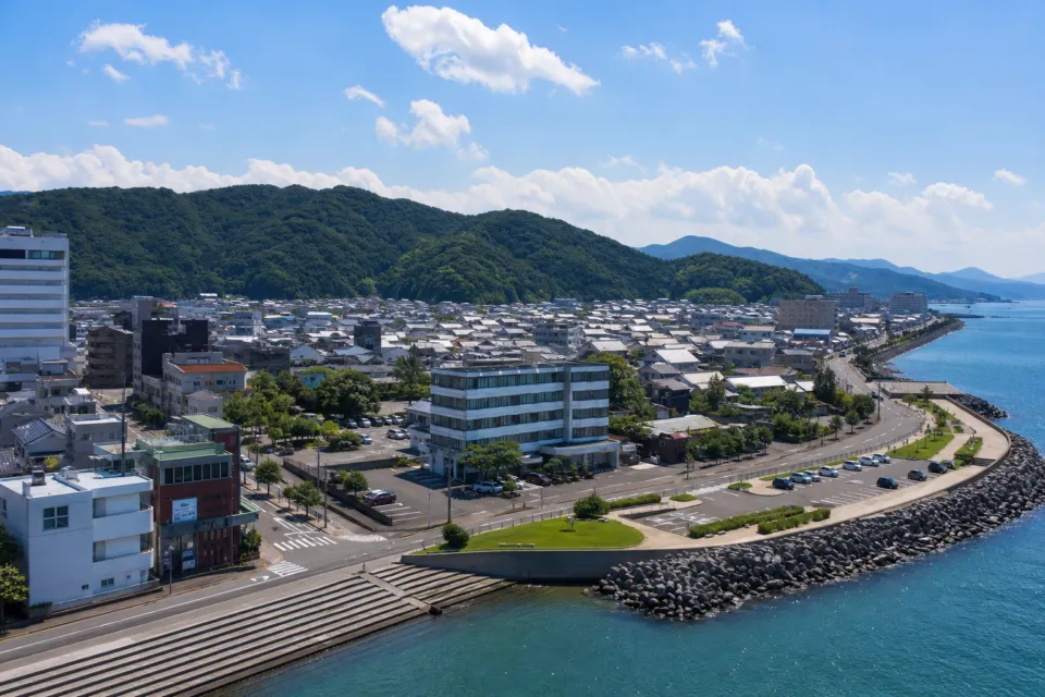 夕雅と旬彩の宿 せくみ屋の小浜湾側から望む建物外観と小浜市街