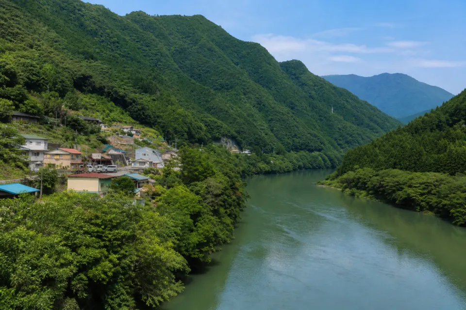 SÉNの山と川に囲まれた天川村の集落