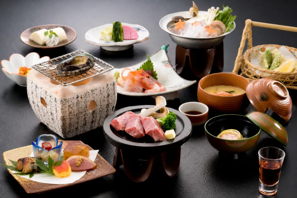 瀬波グランドホテルはぎのやのあわびと黒毛和牛の夕食