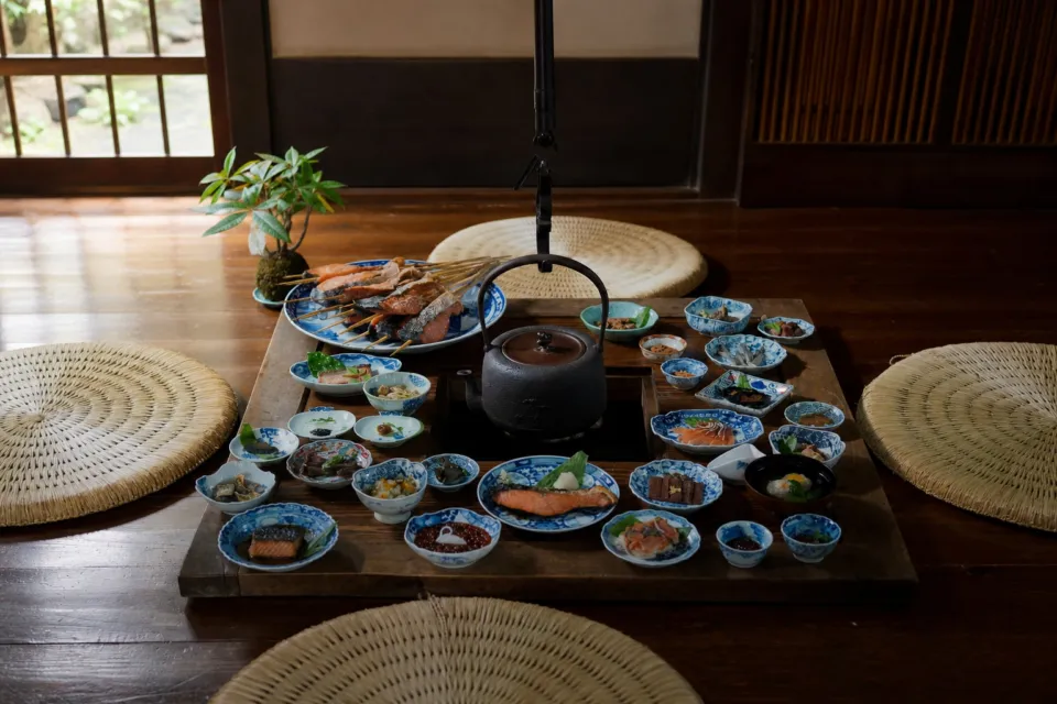 千年鮭きっかわ 井筒屋の鮭料理が並ぶ食卓