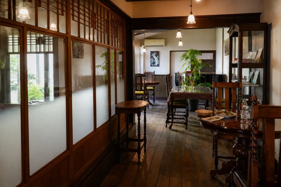千年鮭きっかわ 井筒屋の木製家具が並ぶ店内