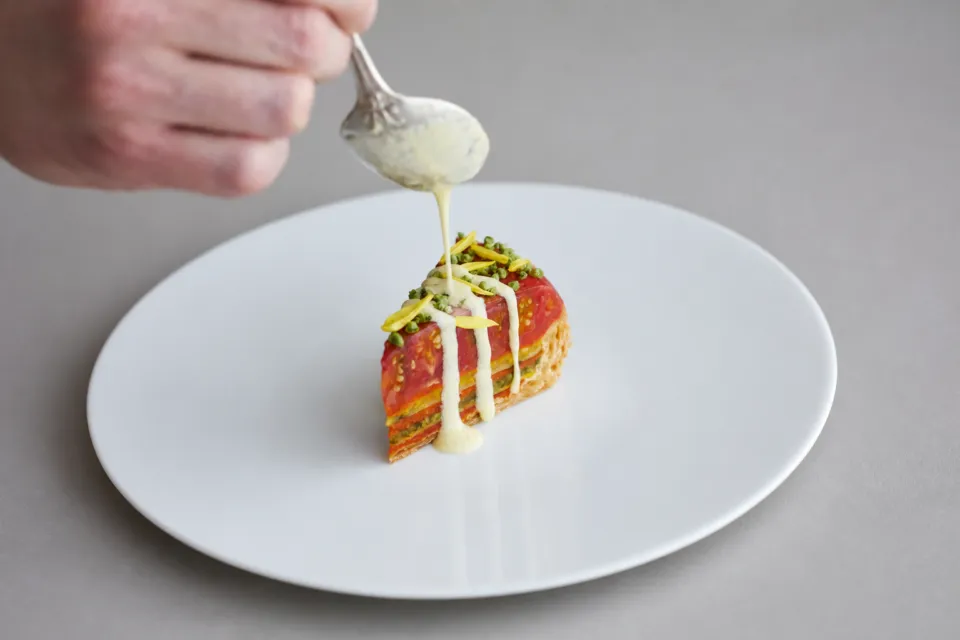 SÉZANNEのソースを注ぐトマト料理