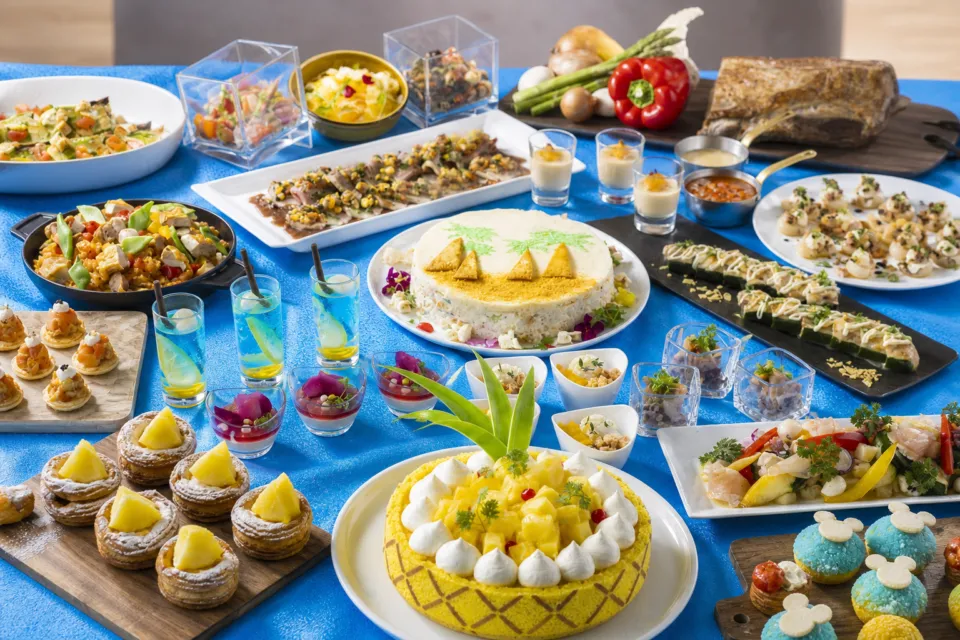 シャーウッドガーデン・レストランの夏らしい料理とデザートが並ぶビュッフェ