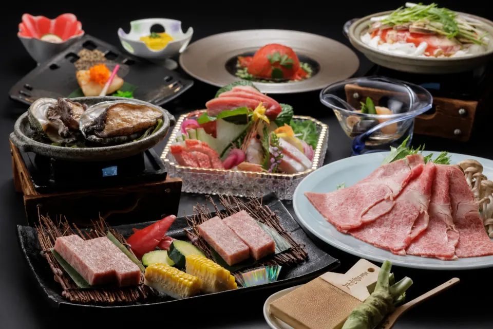 安比八幡平の食の宿 四季館 彩冬の鮑や刺身を含む会席料理