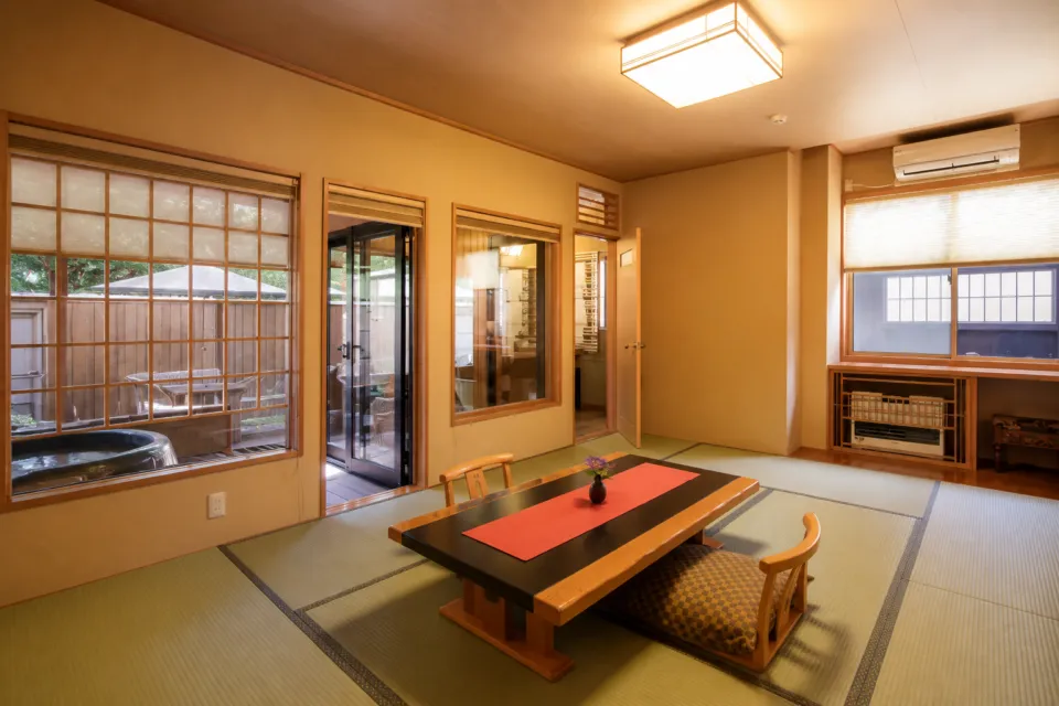 安比八幡平の食の宿 四季館 彩冬の畳と低座卓を備えた和室