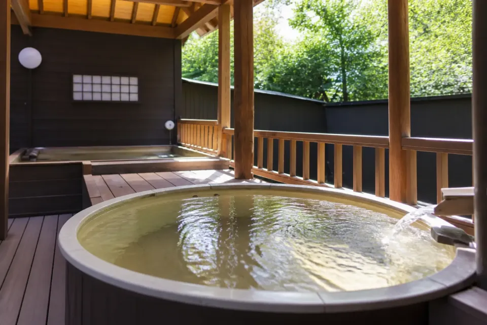 安比八幡平の食の宿 四季館 彩冬の陽光を受ける丸い露天風呂