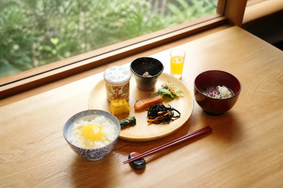 安比八幡平の食の宿 四季館 彩冬のご飯と焼き魚を配した朝食膳