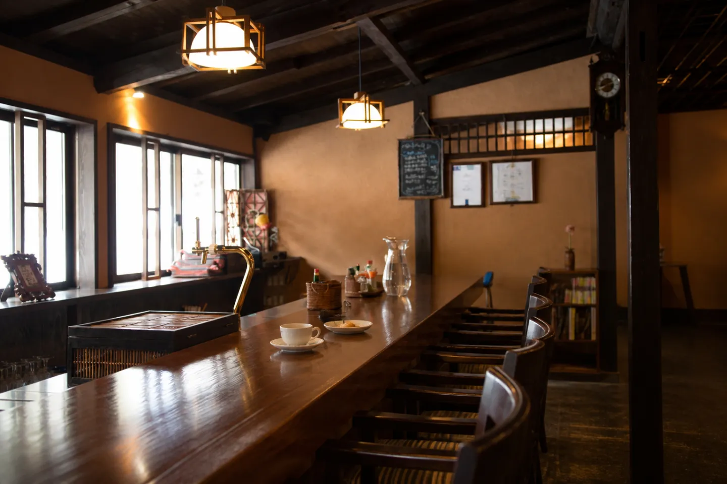 四万温泉 柏屋カフェのカウンター席と店内