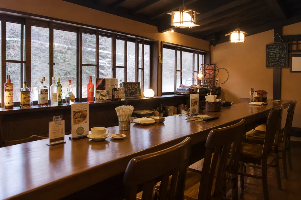 四万温泉 柏屋カフェの木の温もりを感じる店内