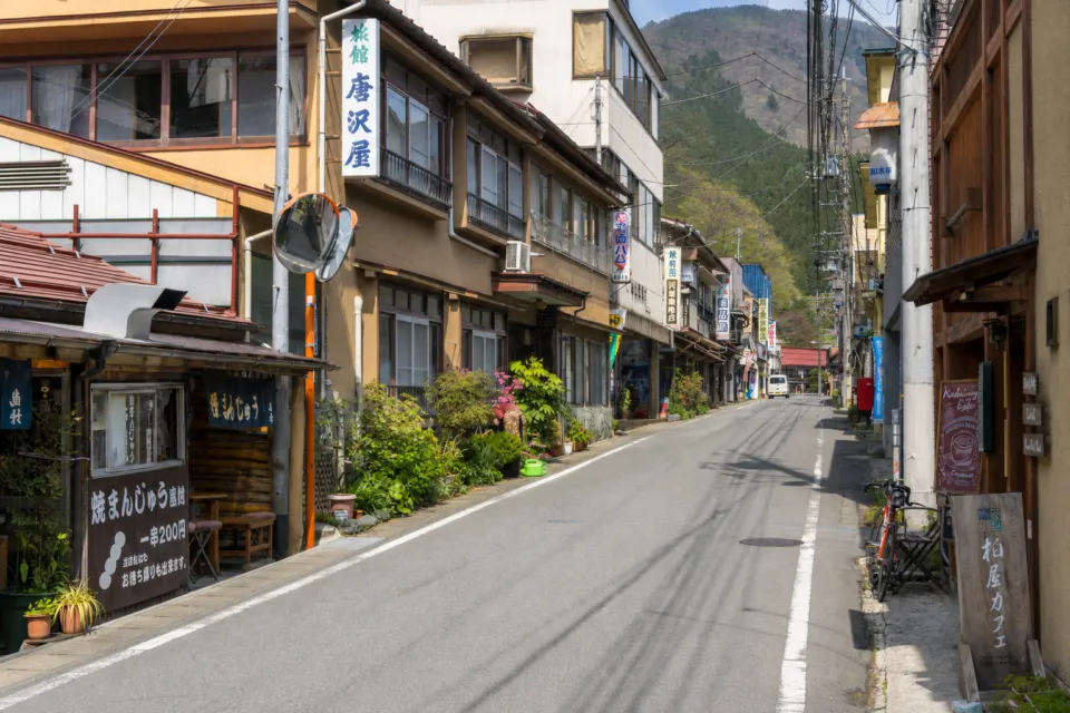 四万温泉 柏屋カフェの通りに面した店舗外観
