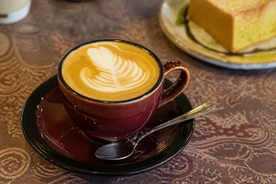シマテラスのラテアートを施したカフェラテ