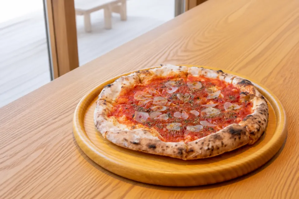 シマテラスのトマトとにんにくをのせたマリナーラ