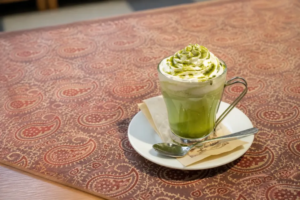 シマテラスのホイップクリームをのせた抹茶ドリンク
