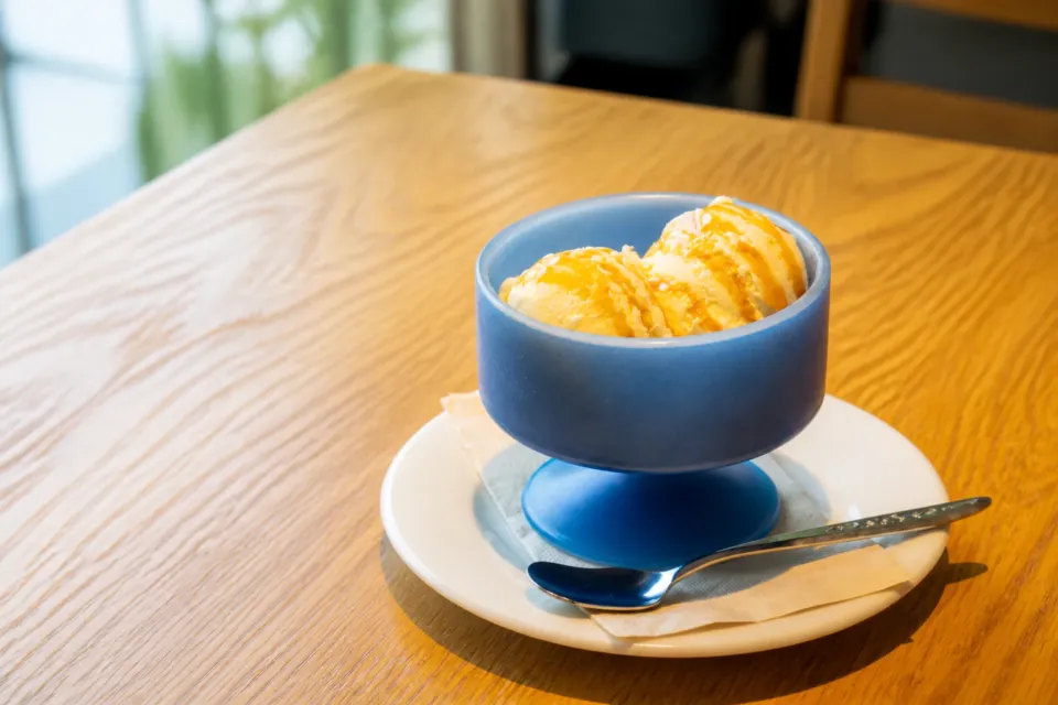 シマテラスの青い器に盛ったアイスクリーム