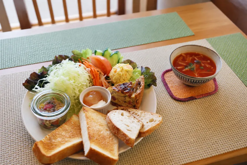 しまふうみ 本店のパンとサラダのプレート