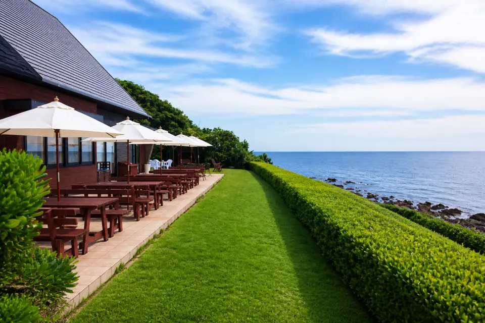 しまふうみ 本店の海沿いのテラス席