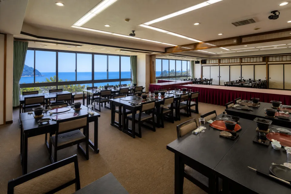 島周の宿さか井の海を望む食事会場