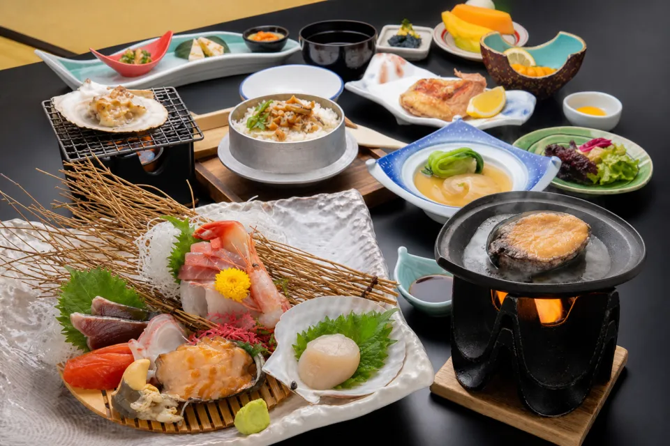 島周の宿さか井の刺身や鮑を並べた海鮮料理