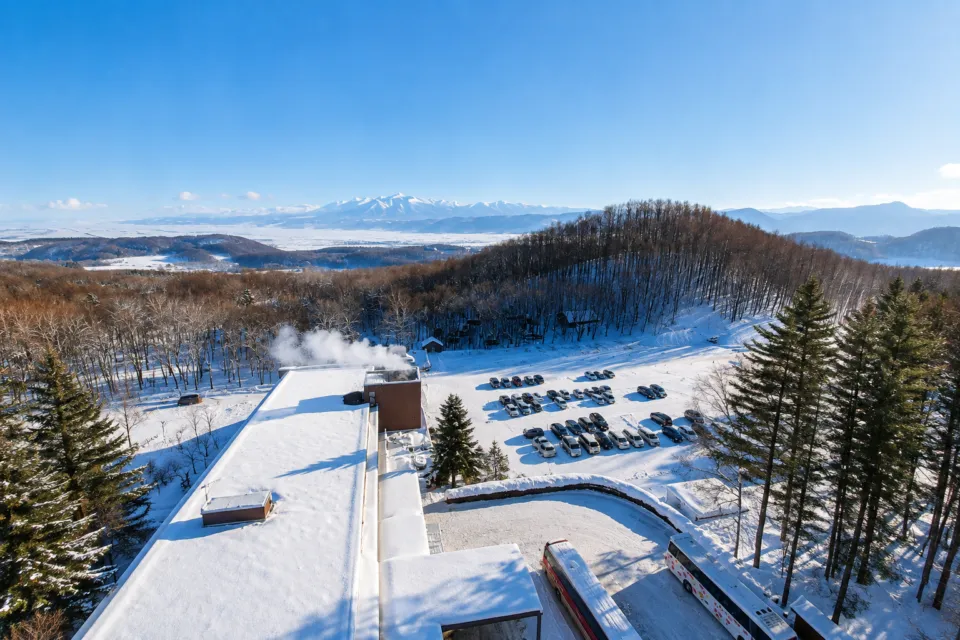 新富良野プリンスホテルの雪景色と山並み