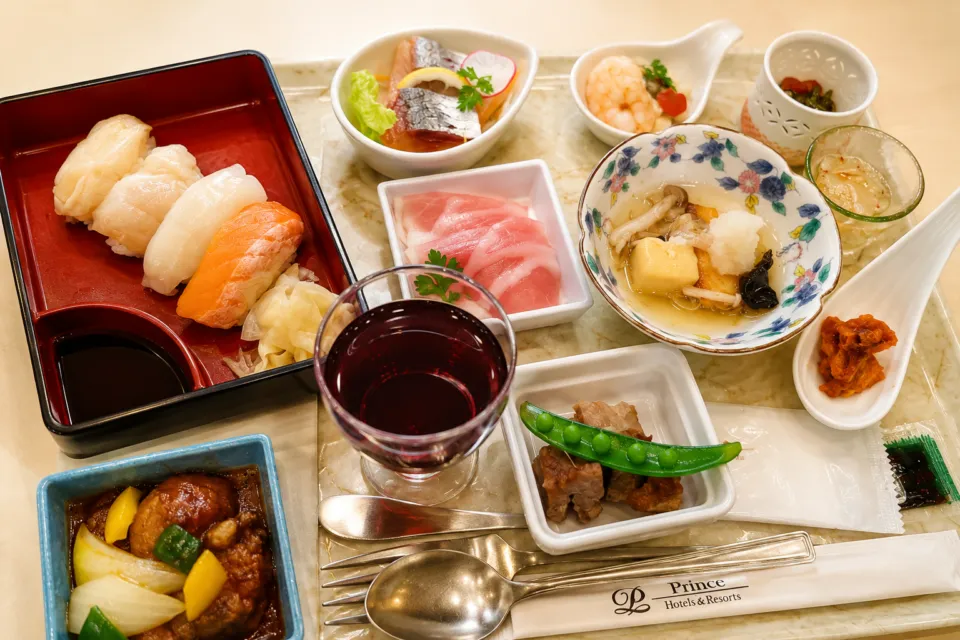 新富良野プリンスホテルの和洋料理が並ぶ食事