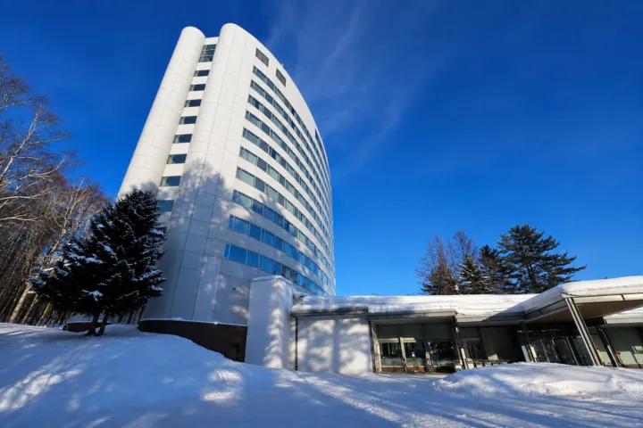 新富良野プリンスホテルの雪に囲まれた外観