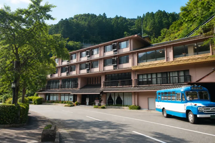 新祖谷温泉 ホテルかずら橋の正面外観